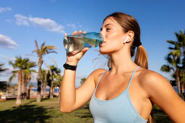 Runner hidratándose con una mezcla de carbohidratos y ciclodextrina durante una sesión