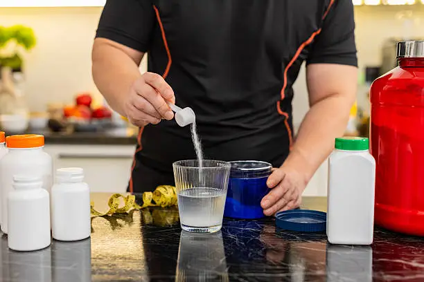 Deportista preparando la creatina para tomarla