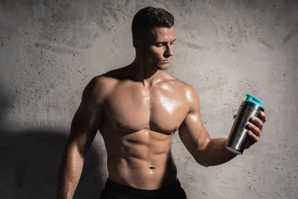 Deportista con un batido de proteínas